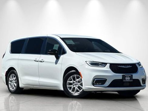 Used 2025 Chrysler Pacifica Select FWD image 2