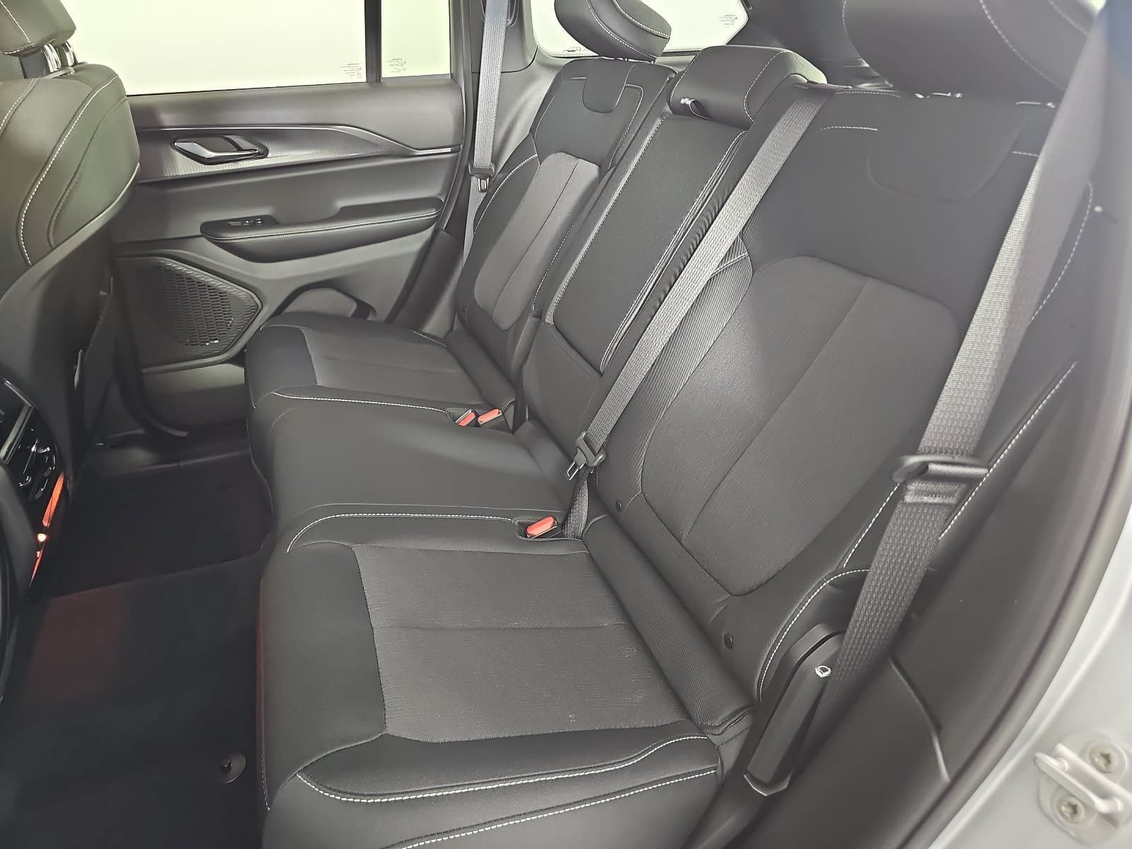 Used 2025 Jeep Grand Cherokee Laredo RWD image 13