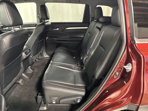 Used 2019 Toyota Highlander XLE w/ Carpet Mat Package (TMS) AWD/4WD image 5