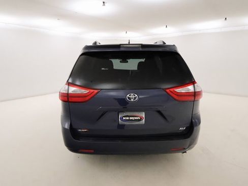 Used 2018 Toyota Sienna XLE w/ Carpet Mat Package image 4