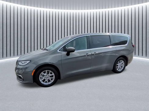 Used 2023 Chrysler Pacifica Touring-L FWD image 6