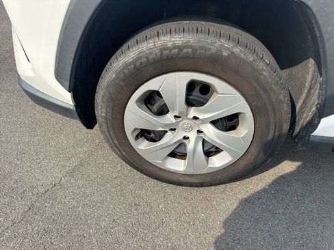 Used 2020 Toyota RAV4 LE AWD/4WD image 9