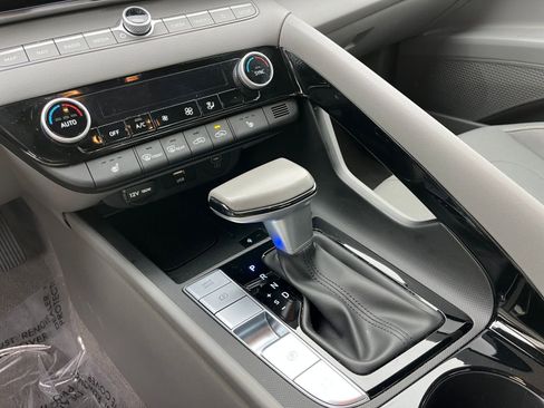 Used 2025 Hyundai Elantra SEL image 40