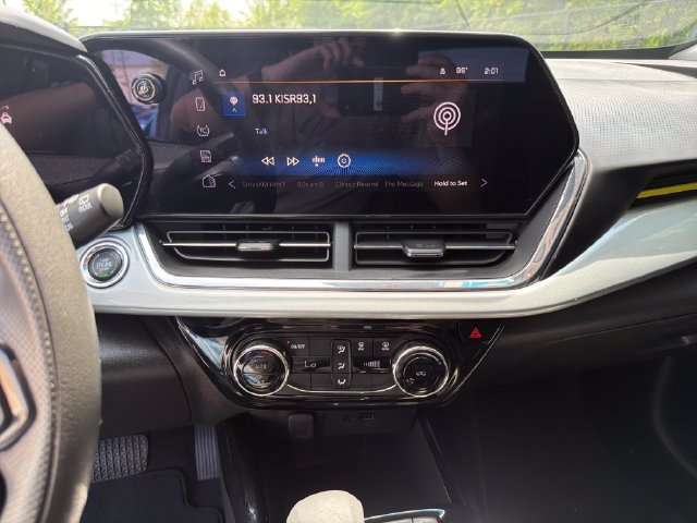 Used 2025 Chevrolet Trax LT FWD image 31
