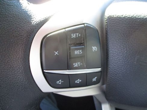 Used 2024 Ford Explorer XLT w/ Equipment Group 202A image 5