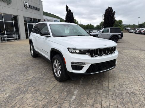 Used 2022 Jeep Grand Cherokee Limited w/ Trailer Tow Prep Group (B) AWD/4WD image 2