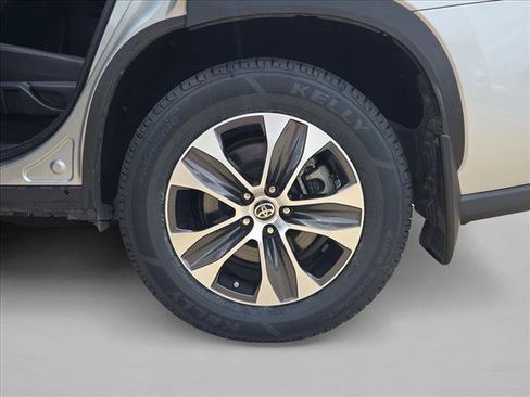 Used 2021 Toyota Highlander XLE FWD image 23