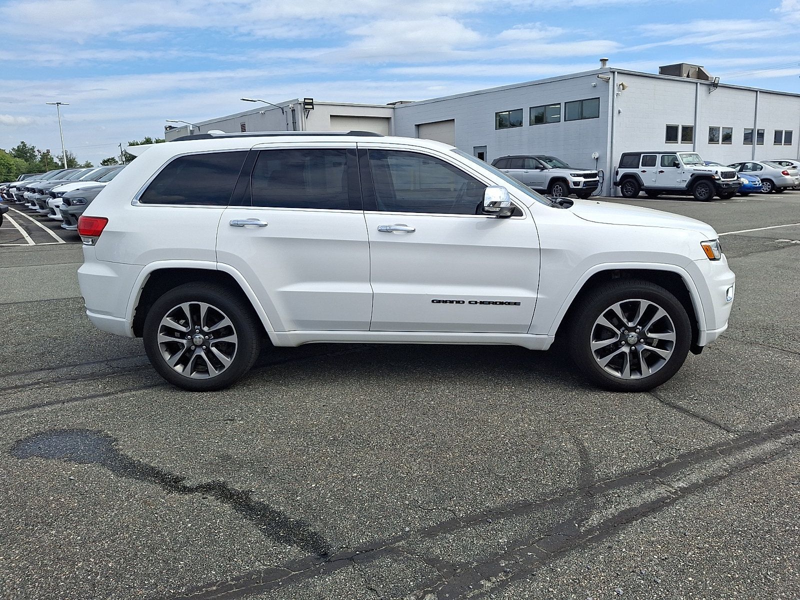 Used 2017 Jeep Grand Cherokee Overland AWD/4WD image 7