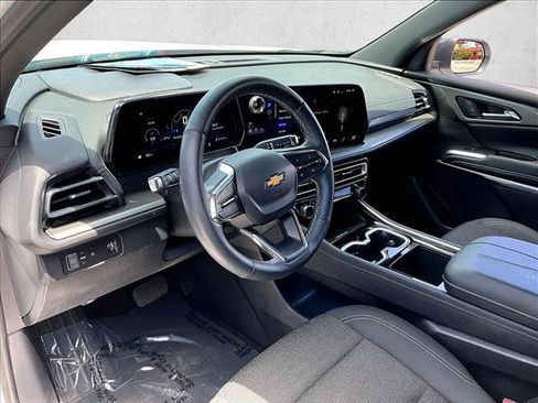 Used 2025 Chevrolet Traverse LT FWD image 14
