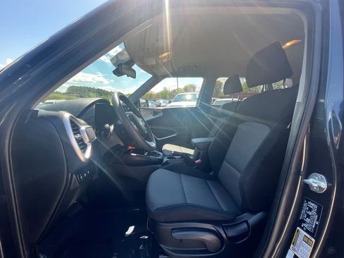 Used 2025 Kia Soul LX w/ LX Technology Package FWD image 23