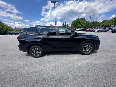 Used 2023 Toyota Highlander XLE AWD/4WD image 2
