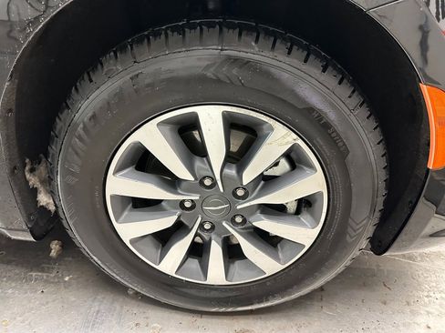 Certified 2023 Chrysler Pacifica Touring-L image 30