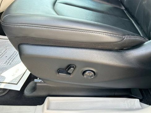 Used 2024 Chrysler Pacifica Touring-L FWD image 12