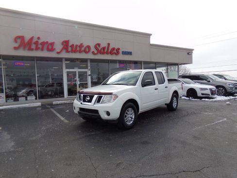 Used 2018 Nissan Frontier SV image 2