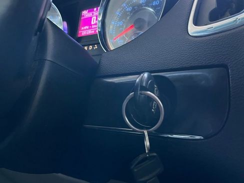 Used 2015 Chrysler Town & Country Touring image 29