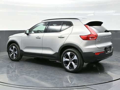 Used 2024 Volvo XC40 B5 Plus image 4