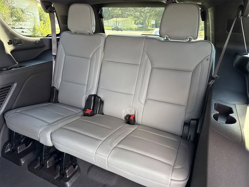 Used 2022 GMC Yukon SLT w/ SLT Premium Package image 12