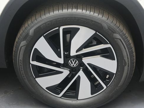 Certified 2025 Volkswagen Atlas SEL image 9