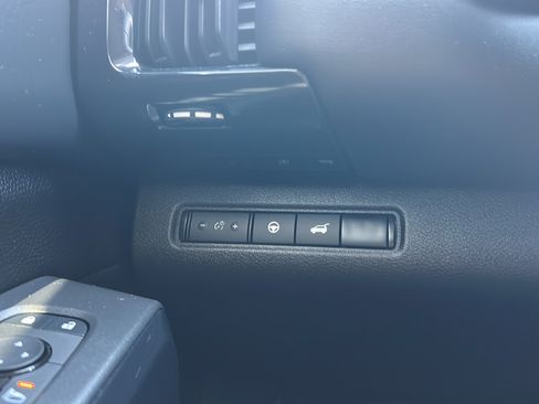 Used 2025 Nissan Pathfinder SV w/ SV Premium Package FWD image 30