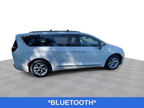 Used 2017 Chrysler Pacifica Touring-L w/ Tire & Wheel Group FWD image 10