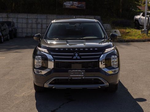 Used 2025 Mitsubishi Outlander SE image 3