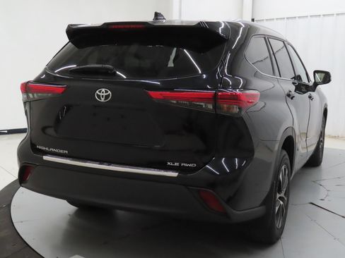 Used 2022 Toyota Highlander XLE AWD/4WD image 3