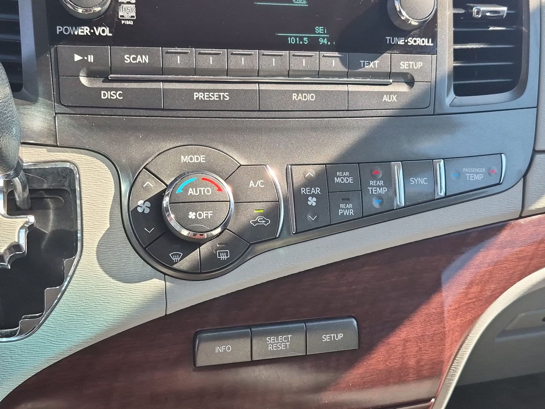 Used 2014 Toyota Sienna XLE FWD image 32