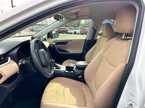 Used 2021 Toyota RAV4 LE image 8