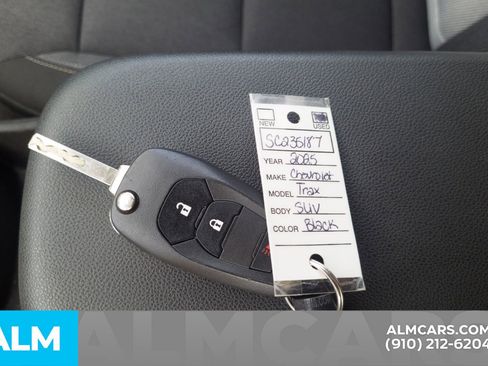 Used 2025 Chevrolet Trax LS FWD image 35