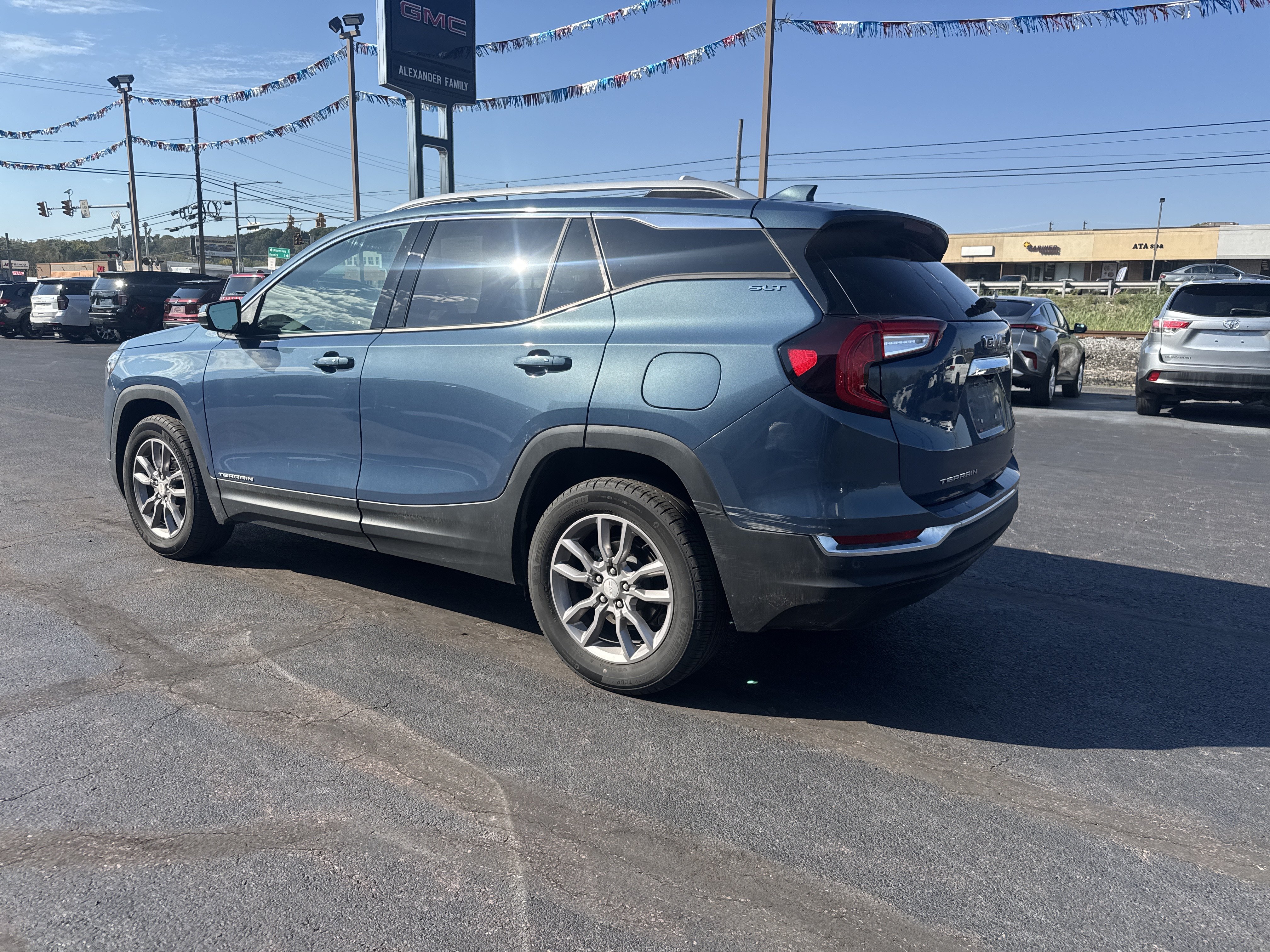Used 2024 GMC Terrain SLT AWD/4WD image 11