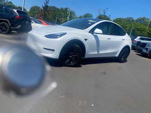 Used 2024 Tesla Model Y Long Range AWD/4WD image 17
