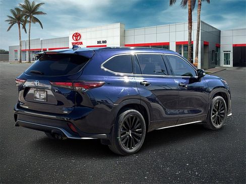 Used 2024 Toyota Highlander XSE image 3