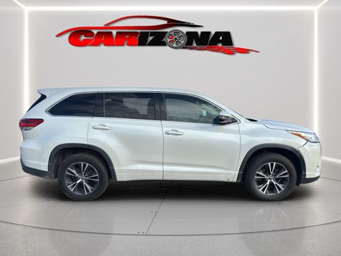 Used 2017 Toyota Highlander LE FWD image 4