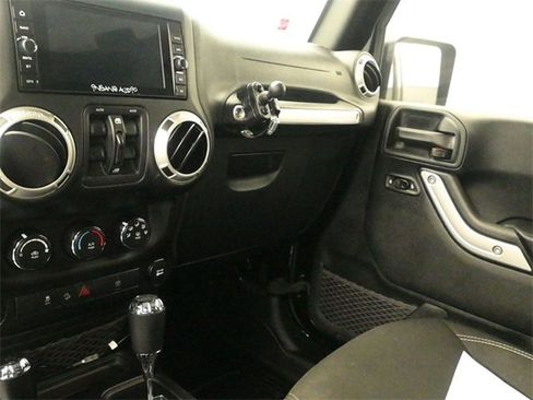 Used 2017 Jeep Wrangler Unlimited Sahara image 12