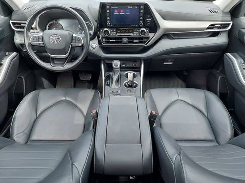 Used 2022 Toyota Highlander XLE AWD/4WD image 3