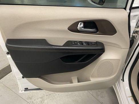 Used 2017 Chrysler Pacifica Touring-L FWD image 25