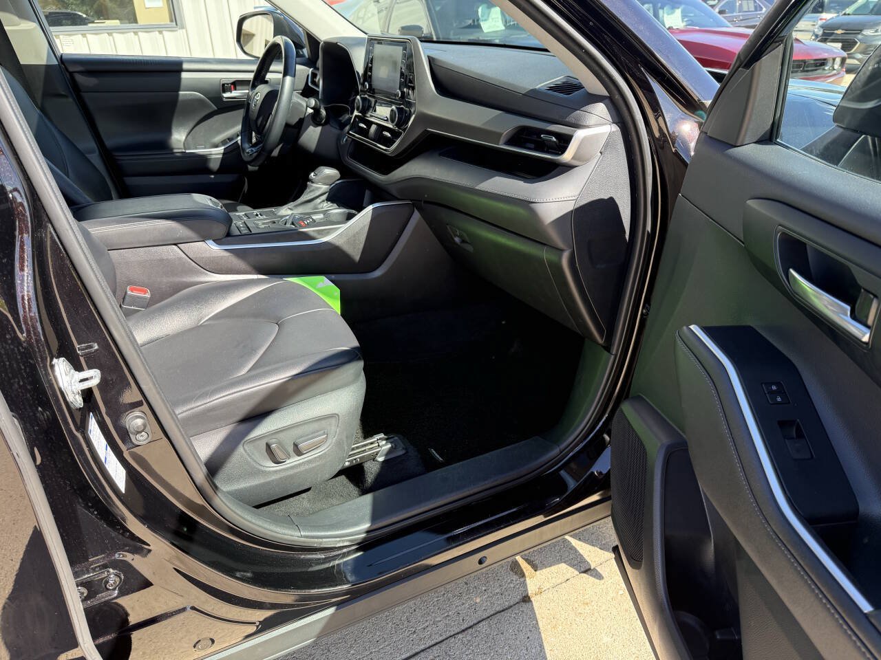 Used 2021 Toyota Highlander XLE AWD/4WD image 12