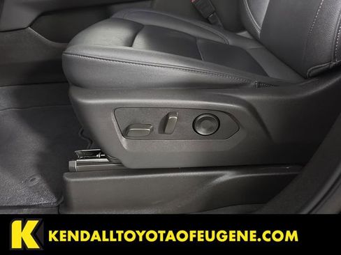 Used 2025 Chevrolet Suburban Z71 AWD/4WD image 19