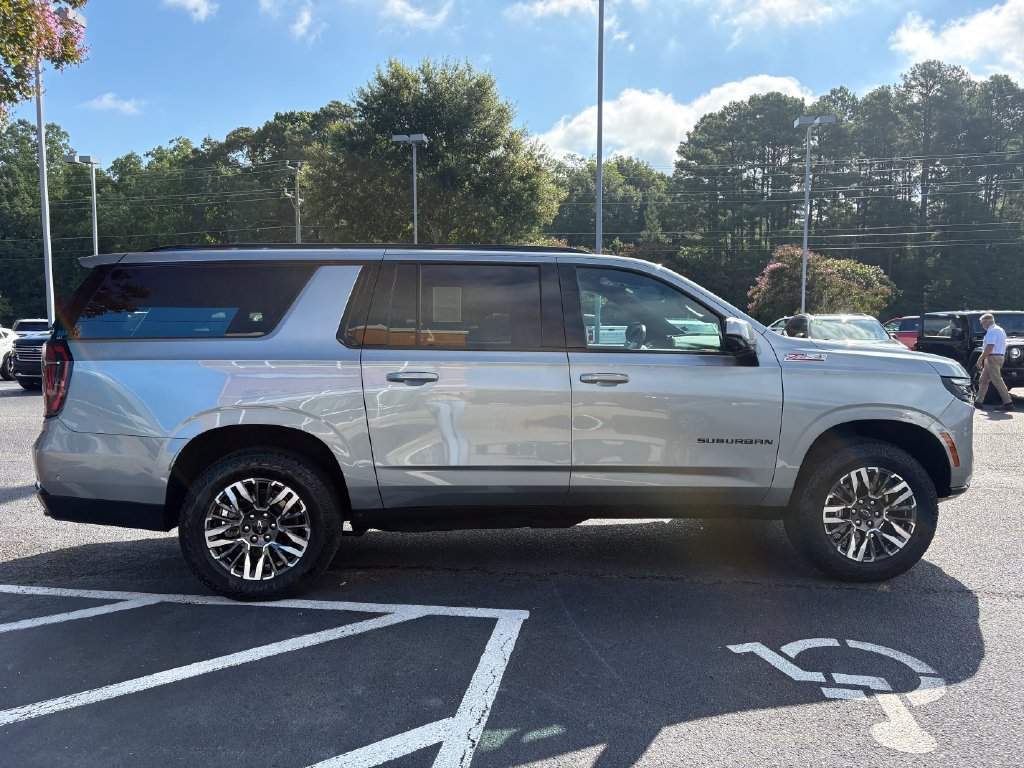 Used 2025 Chevrolet Suburban Z71 AWD/4WD image 4