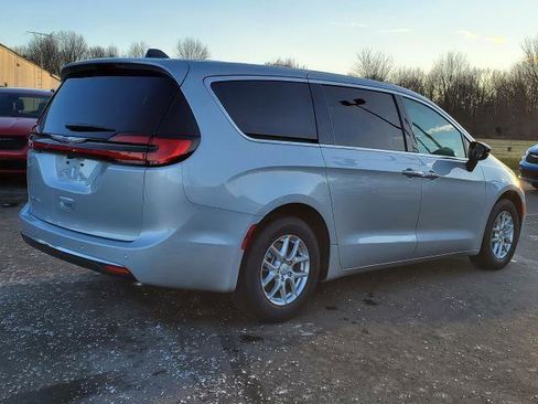 New 2026 Chrysler Pacifica Select image 3