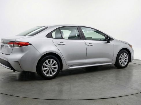 Used 2025 Toyota Corolla Cross LE image 9