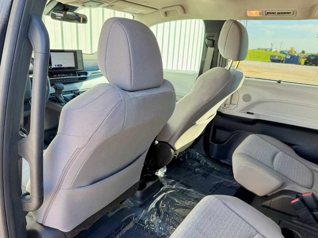 Used 2025 Toyota Sienna LE FWD image 14