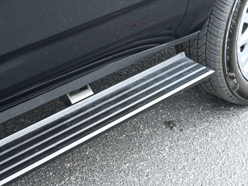 Used 2024 Chevrolet Suburban Premier w/ Premium Package 2 image 39