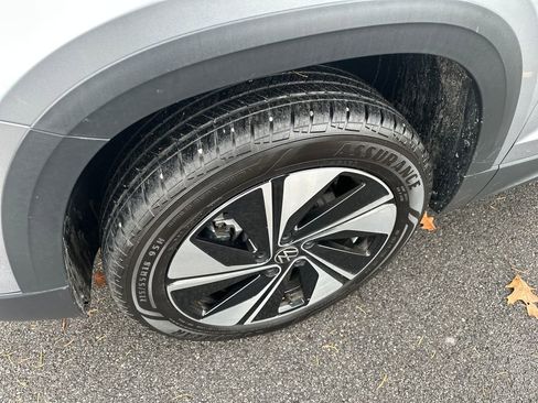 New 2025 Volkswagen Taos SE image 2