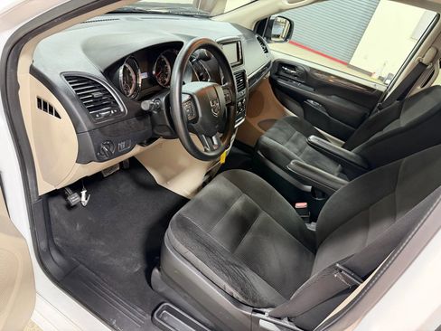 Used 2018 Dodge Grand Caravan SE w/ UConnect Hands-Free Group image 42