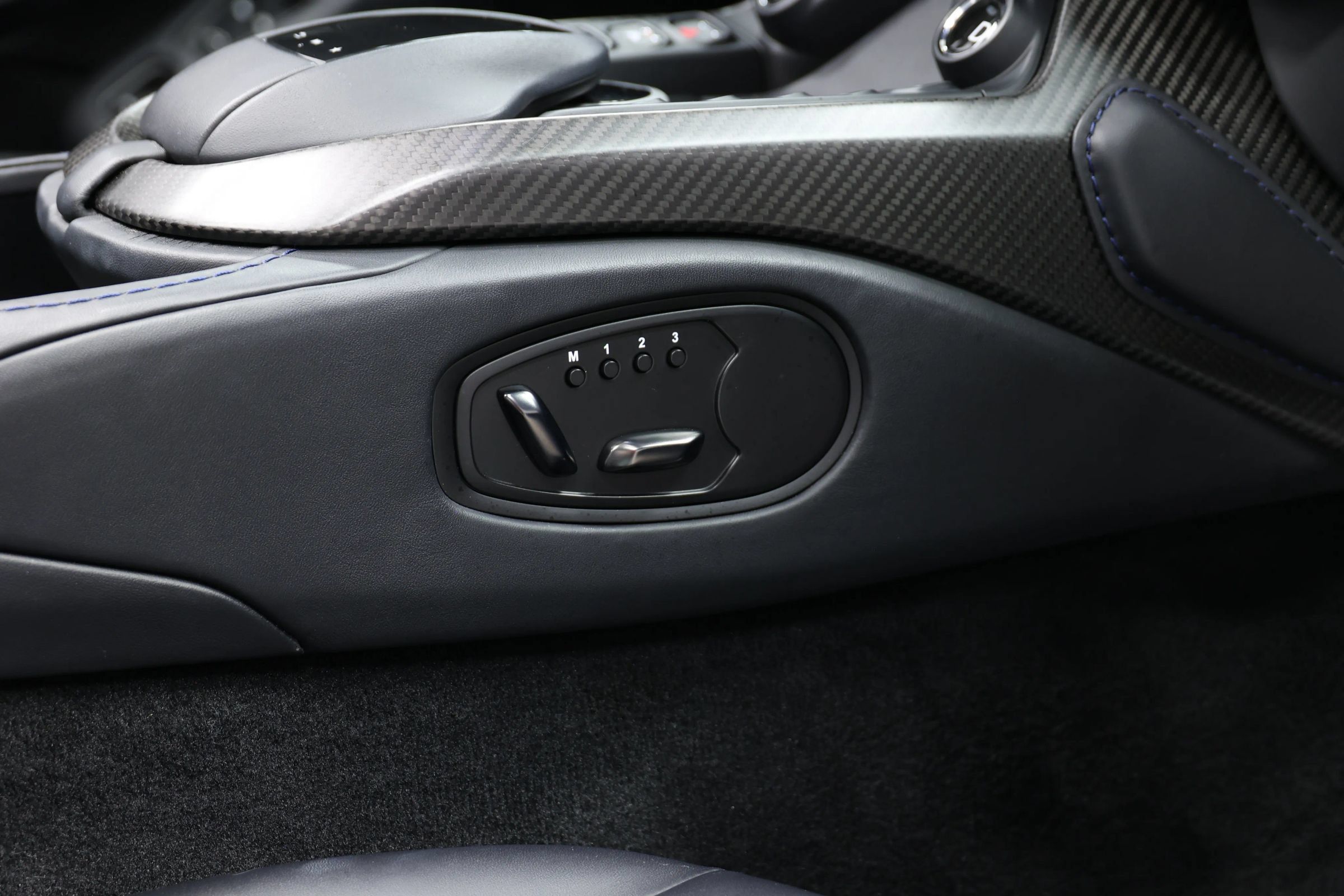 Used 2023 Aston Martin V8 Vantage Roadster RWD image 74