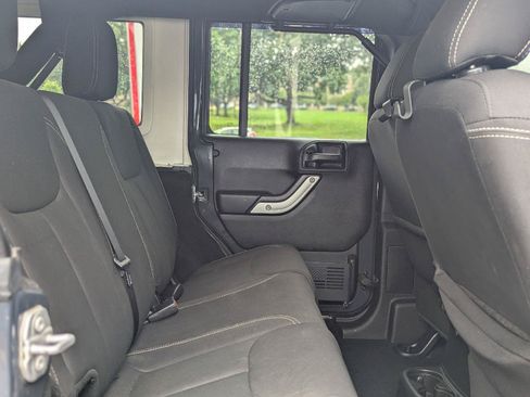 Used 2017 Jeep Wrangler Unlimited Rubicon w/ Connectivity Group AWD/4WD image 34
