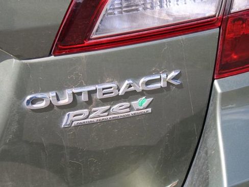Used 2017 Subaru Outback 2.5i Premium image 9