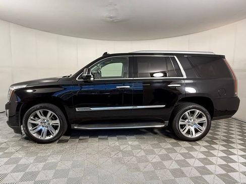 Used 2016 Cadillac Escalade Luxury RWD image 3