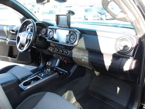 Used 2021 Toyota Tacoma TRD Off-Road image 13